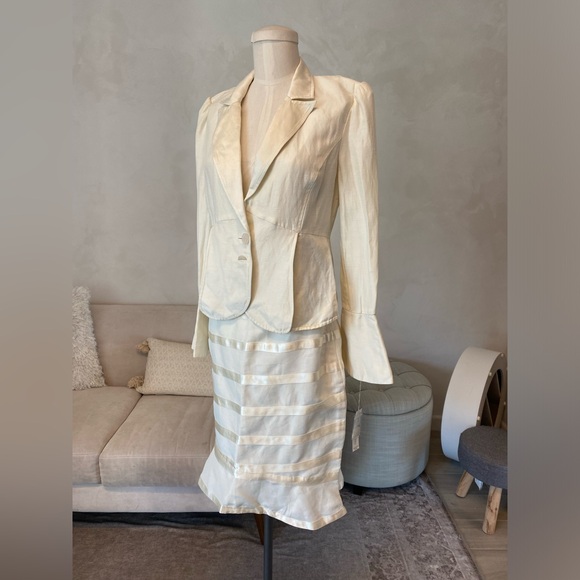 CHIC WHITE IVORY LINEN AND SILK SKIRT SUIT FLARE CUFF - Picture 2 of 16
